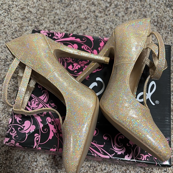 Cupid gold 5.5 heels/ new with box - Picture 2 of 4